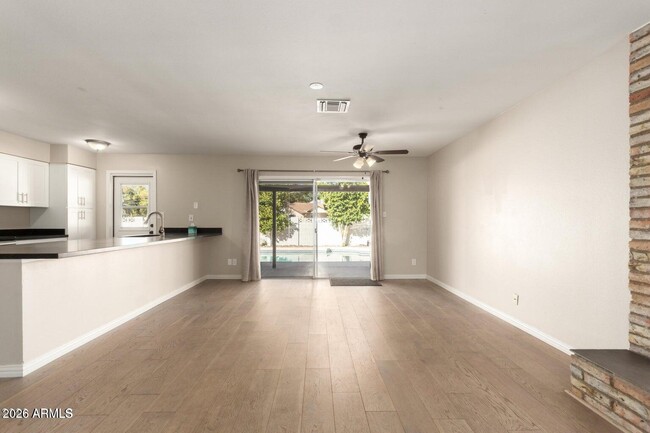 Building Photo - 1874 E Geneva Dr