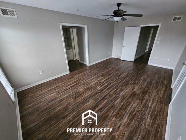 Building Photo - Large 4 Bedroom Home for Rent in Memphis | Hardwood Floors, Fireplace & Fenced Yard