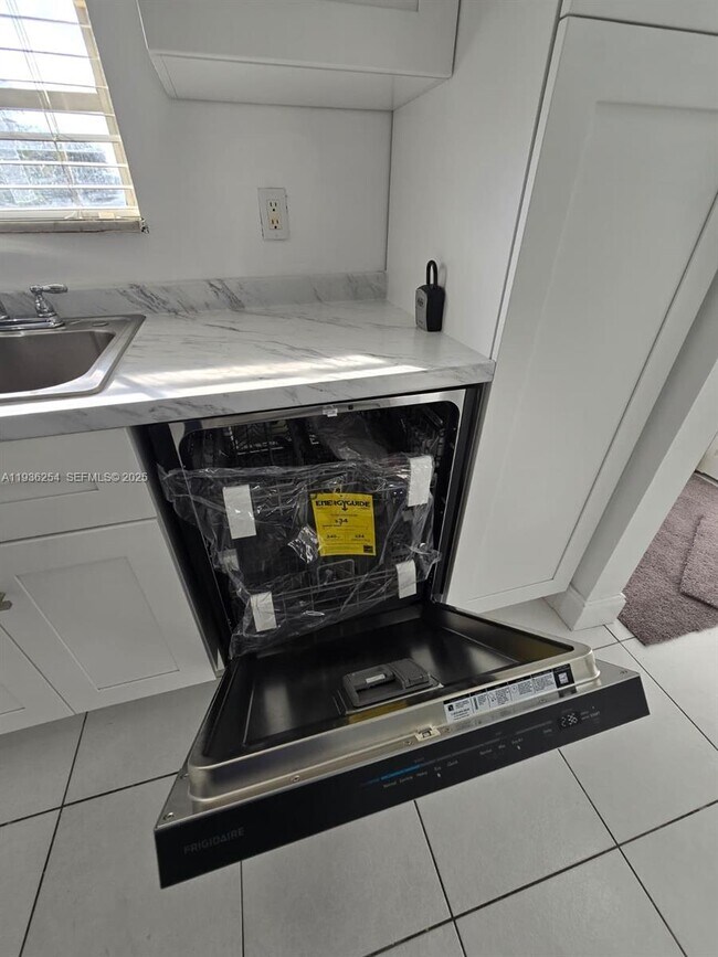 Building Photo - 609 S State Rd 7