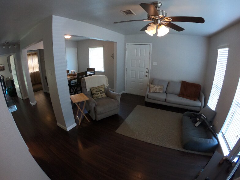 Building Photo - 404 Manuel Dr