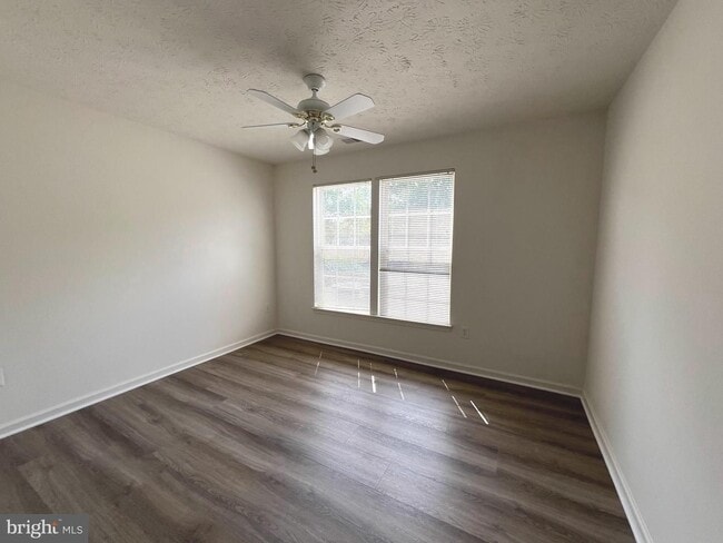 Building Photo - Gorgeous light filled 2 bedroom 2 bath con...