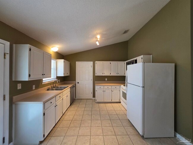 Building Photo - 4041 Shorewood Dr