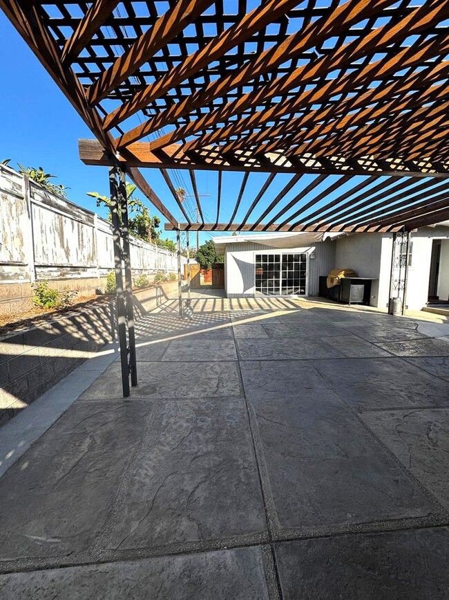 Building Photo - Stunning 3 Bedroom, 2 Bathroom Home on a L...