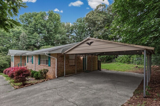 Building Photo - One level - Brick Ranch - Spacious 3 bedroom/2 bath in cul-de-sac lot.  $1800.00