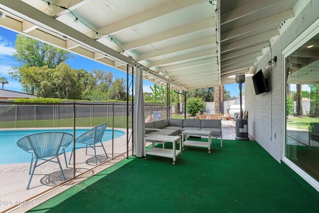 Building Photo - 1021 W Las Palmaritas Dr