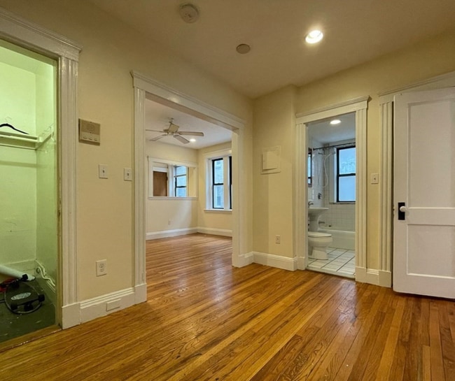 Building Photo - 240 Kelton St