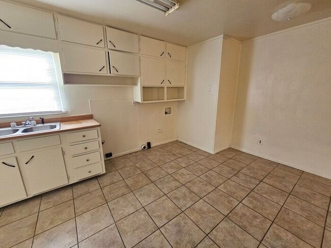 Building Photo - Spacious 3-Bedroom Home