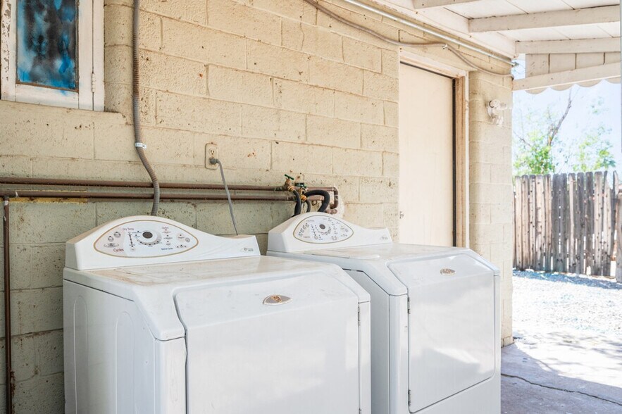 Building Photo - 639 W Pepper Pl