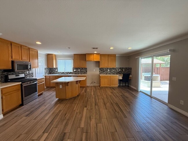 Building Photo - Beautiful Home located in Sunbow
