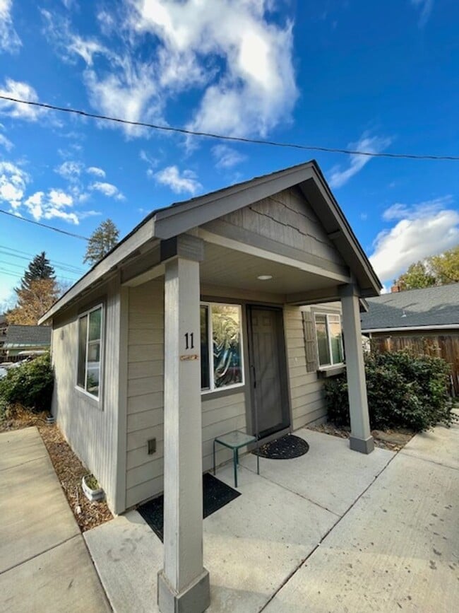 Primary Photo - 11 NW Hixon Ave