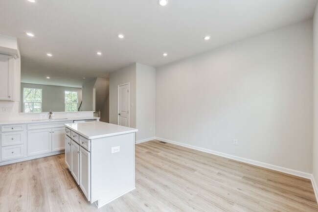 Building Photo - 28 Sidney Ln