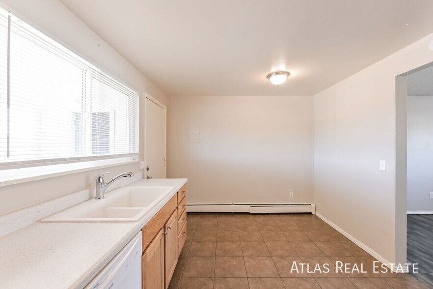 Building Photo - 910 Bishop Ct