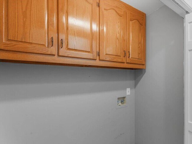 Building Photo - 305 Riverbend Dr