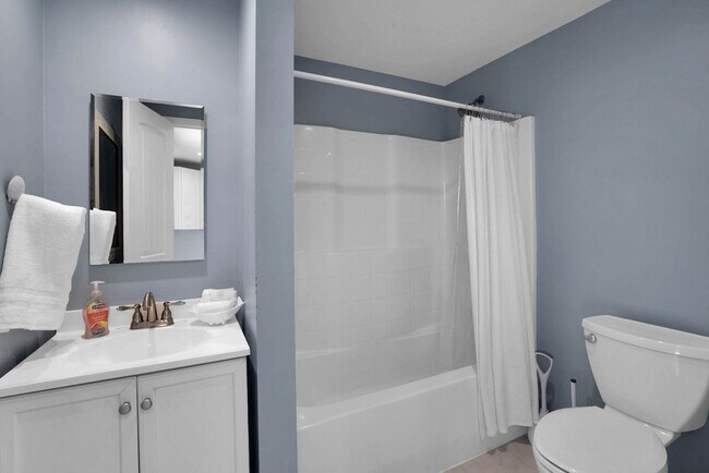 Building Photo - 4 Oak St