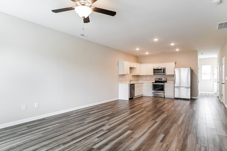 Building Photo - 561 Landing View Dr