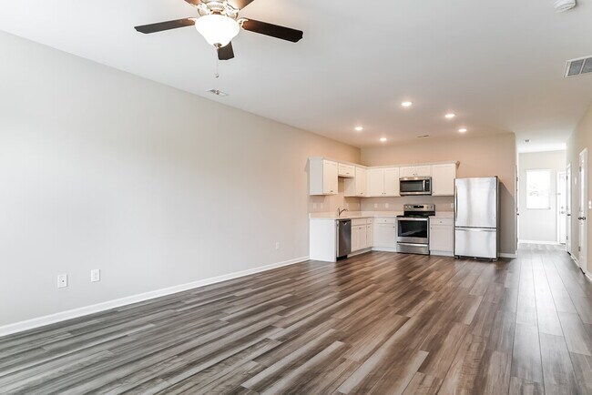 Building Photo - 561 Landing View Dr