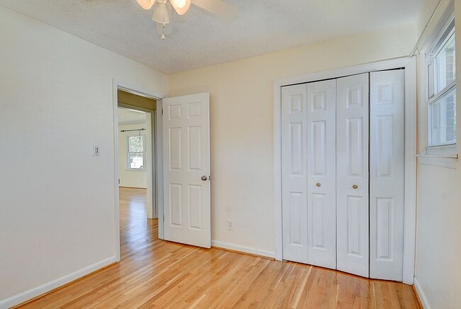 Building Photo - 3 BDRM / 2.5 BATH with FENCED BACKYARD - WINDSOR WOODS!