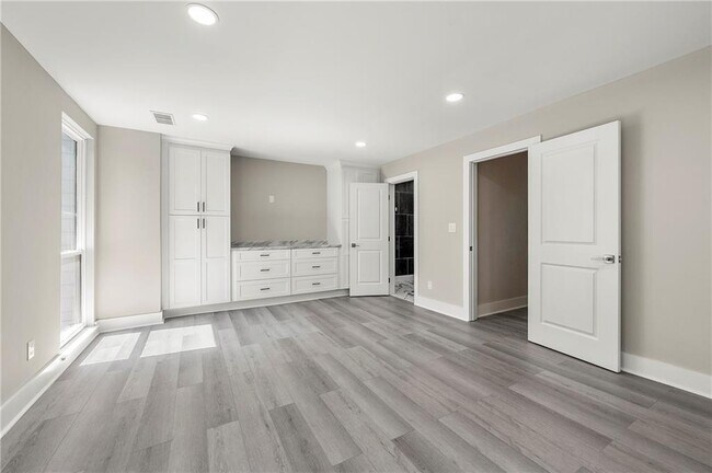 Building Photo - 1009 Riverbend Club Dr SE