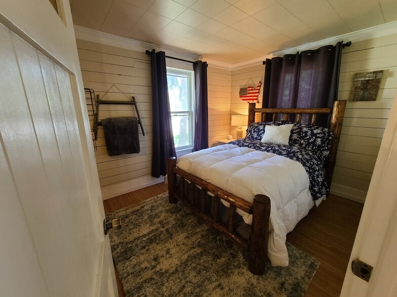 Building Photo - 396 8th Avenue East N