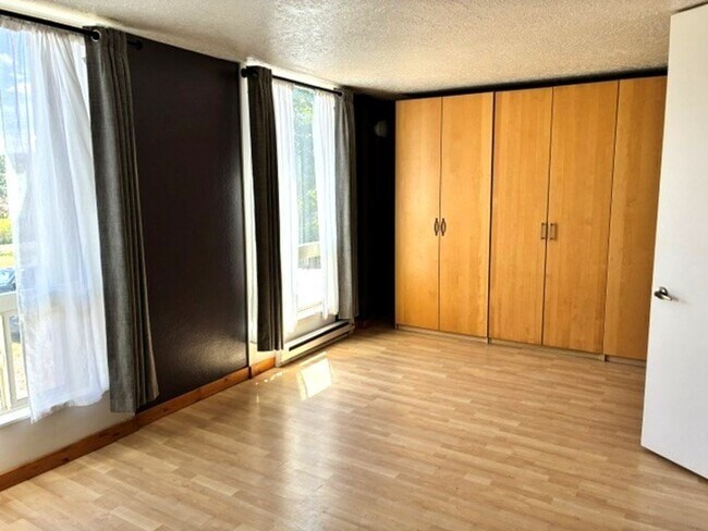 Building Photo - 340 Straight Creek Dr