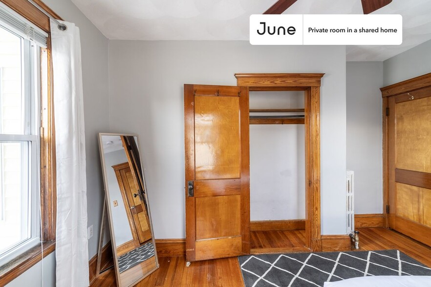 Building Photo - Private bedroom in 5 bed/2 bath Home