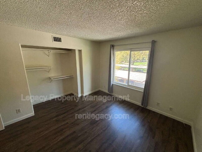 Building Photo - 163 Fairgrounds Dr