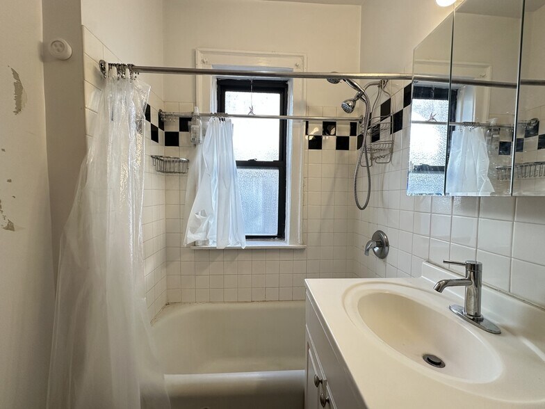 Building Photo - 526A W Surf St