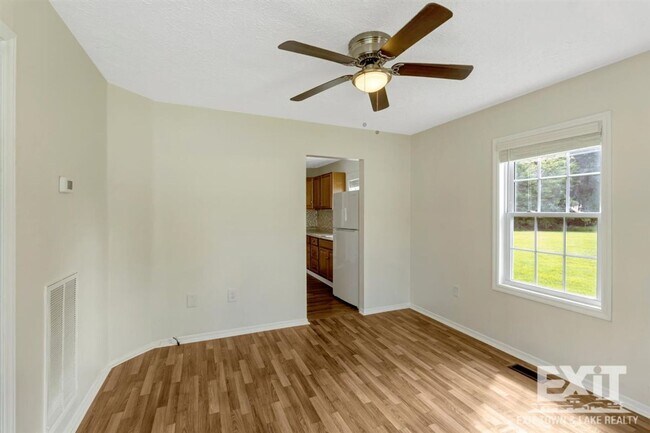 Building Photo - Newly Renovated 2 Bedroom 1 Bath in La Cro...