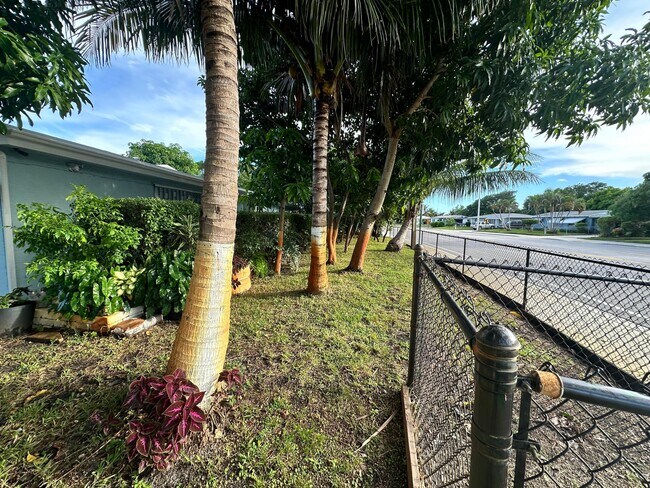 Building Photo - 104 NE 16th Ave