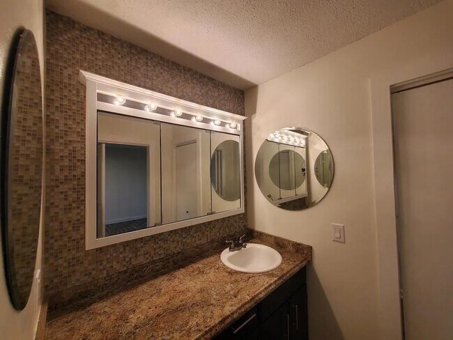 Building Photo - 504 Robin Ln