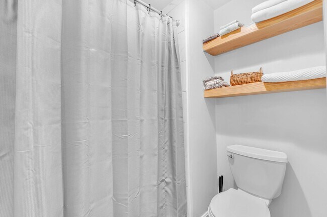 Building Photo - Beautifully Updated End-Unit Townhome in P...