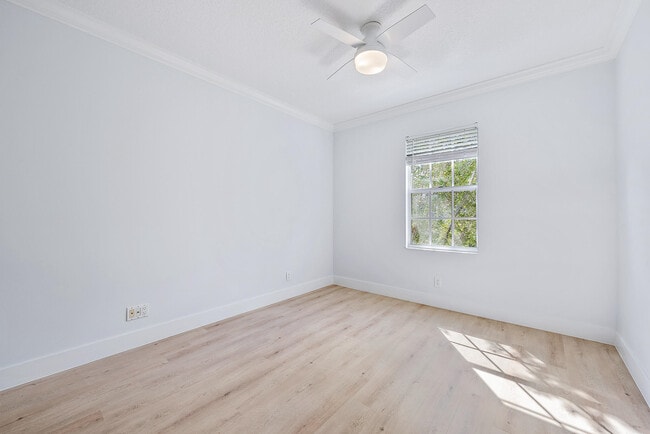 Building Photo - 130 Day Lily Dr