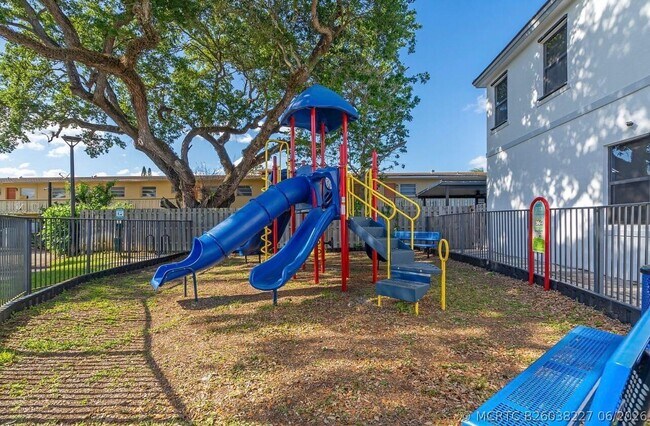 Building Photo - 519 SW 19th Ter