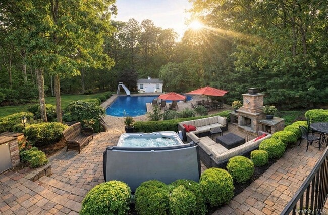 Building Photo - 10 Messina Ave