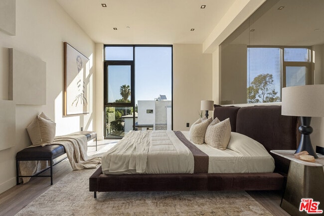 Building Photo - 1021 N Ogden Dr