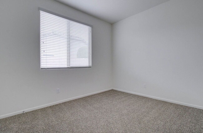 Building Photo - 1106 E Regent Dr