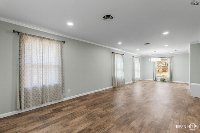 Building Photo - 3512 Juniper Ln