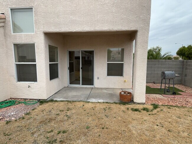 Building Photo - HOLIDAY SPECIAL! SIGN YOUR LEASE BY 12.31.25 AND RECEIVE THE FIRST 2 WEEKS RENT FREE!! This beaut...