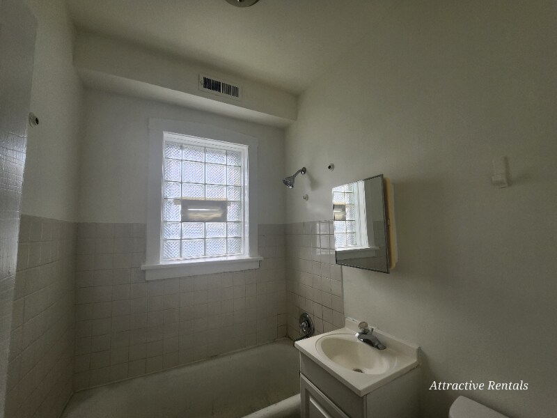 Building Photo - 1158 S Mason Ave