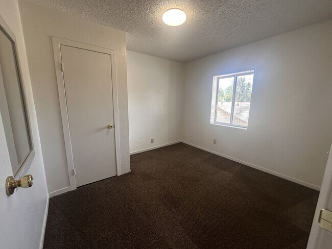Building Photo - 2 Bedroom, 1 Bathroom Apartment