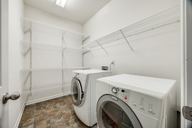 Building Photo - Well maintained 3 bedroom 2 bath home with...