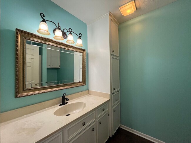 Building Photo - Townhome in the Heart of the Southside!