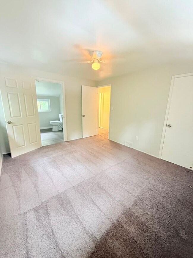 Building Photo - 472-474 Guylyn Dr