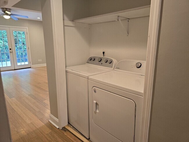 Building Photo - Charming 2-bedroom, 1-bath duplex unit