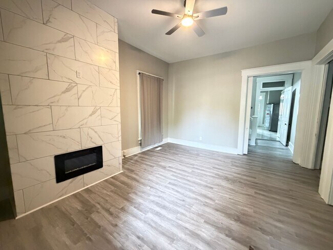 Building Photo - Huge 4 Bed and 2.5 Bath Home!