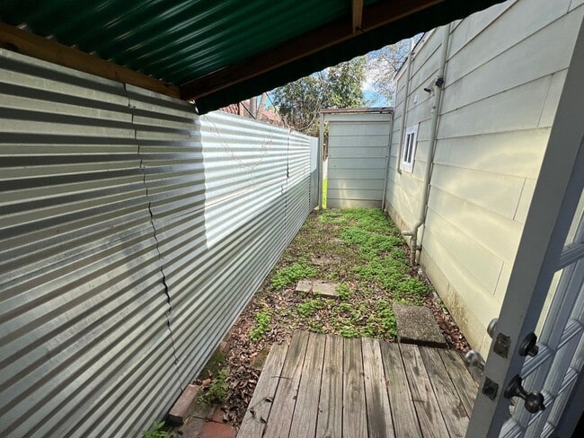 Building Photo - 627 E 14th St