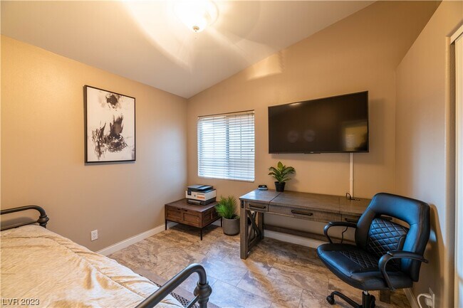 Building Photo - 131 E Tamarack Dr