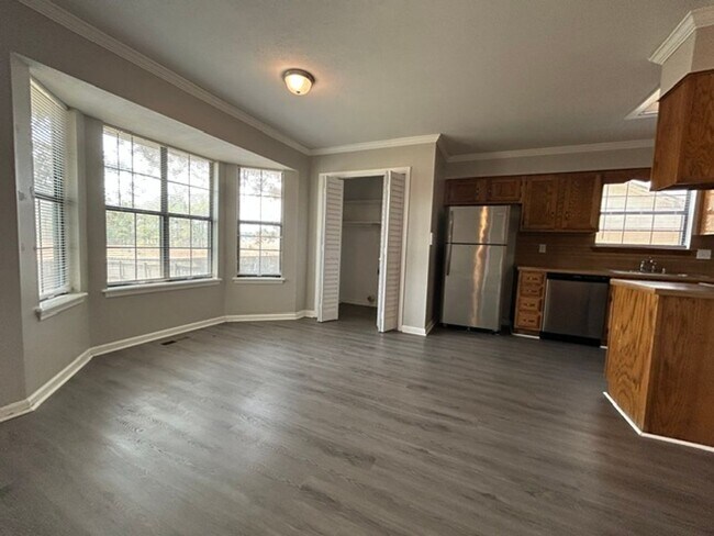 Building Photo - 121 Silverbrook Dr