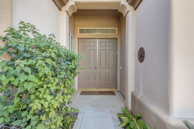 Building Photo - 35 Calle La Reina