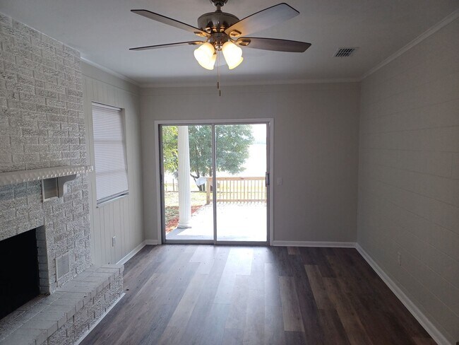 Building Photo - Beautiful 2 BR 1 BA Lakefront View Rental ...